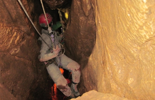  Abseiling 