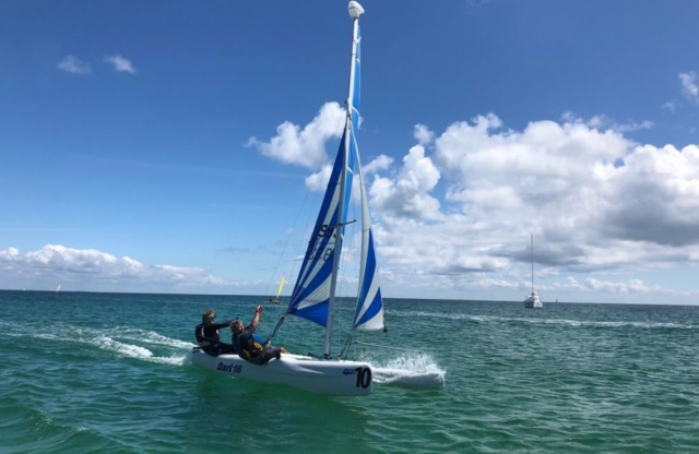  Master your mini catamaran using the wind 