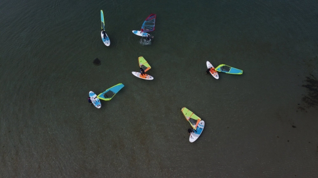 Session de windsurf en groupe