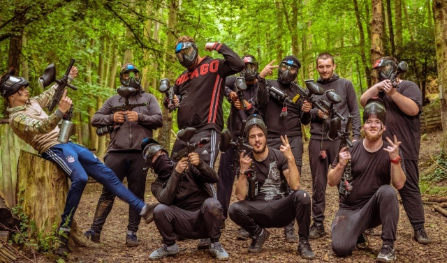  Sesión de paintball en el medio del bosque 