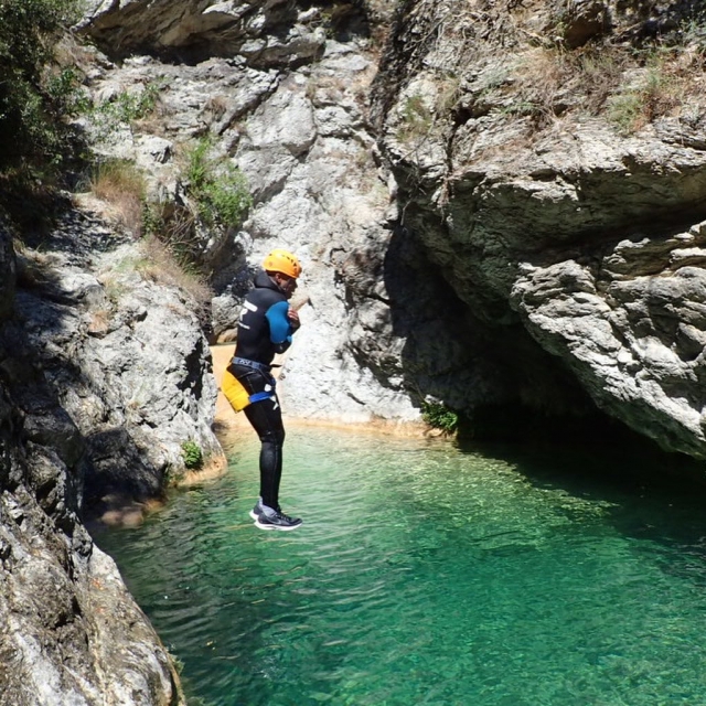  Springen Sie in eine Flasche Wasser 
