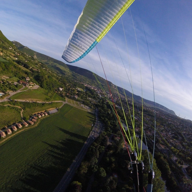  Paragliding im vollen Flug 