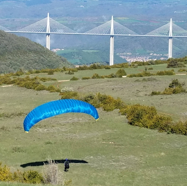  Paragliding-Flug in der Nähe des Millau-Viadukts 