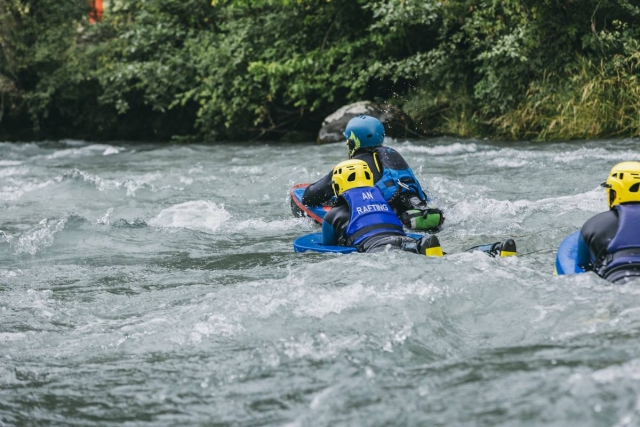  Sessão de Hidrospeed com um monitor apaixonado por esportes emocionantes 