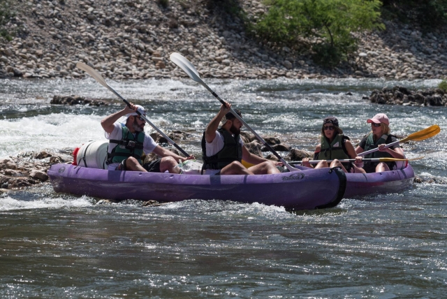  Viaje en kayak con amigos 