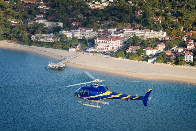  Flight over incredible panoramas of the Aquitaine region 