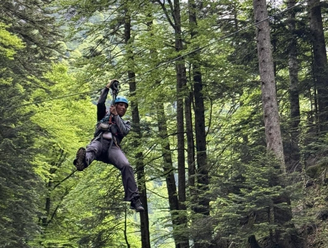  沿着高空滑索滑下 