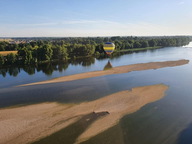 Der Heißluftballon überfliegt während seines Fluges die Loire 