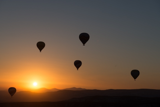  Hot air balloon flight in dusk