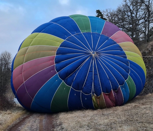  Landing of the hot air balloon 