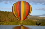 Vol en montgolfiere au dessus de l eau