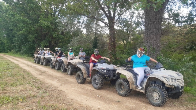  Gruppo di avventurieri sui loro quad