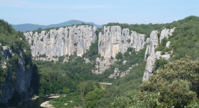 Desfrute de uma vista excepcional durante sua subida no percurso de aventura