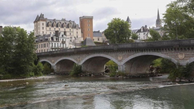  Chateau y puente en la ciudad de Pau 