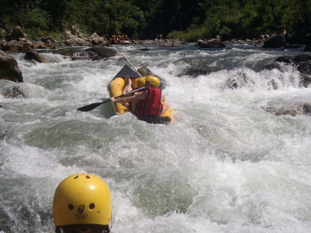  Canoraft in un fiume agitato 