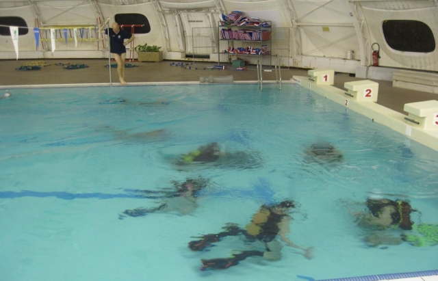  游泳池潜水训练 