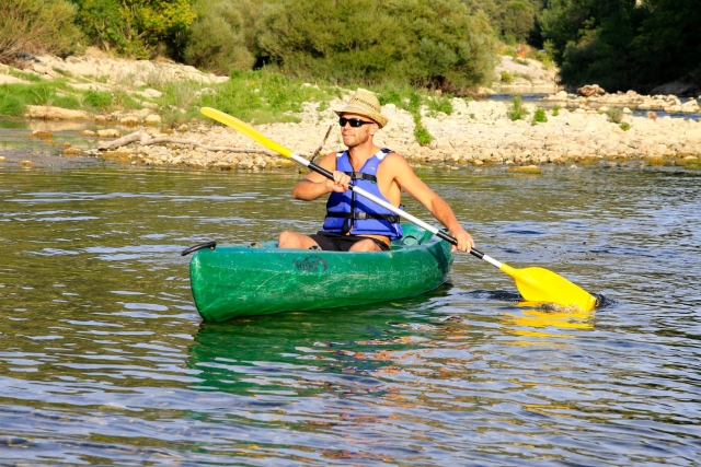  独自一人，与朋友或家人一起 