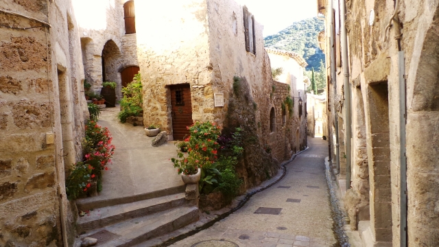  Saint Guilhem le Désert 的小街道 
