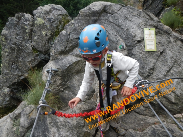  在皮拉特攀登攀岩儿童