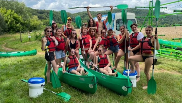Todo el equipo vino a navegar en canoa