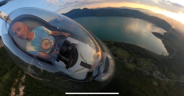  萨瓦湖上空的直升机飞行 