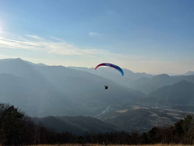  Paragliding in full flight 