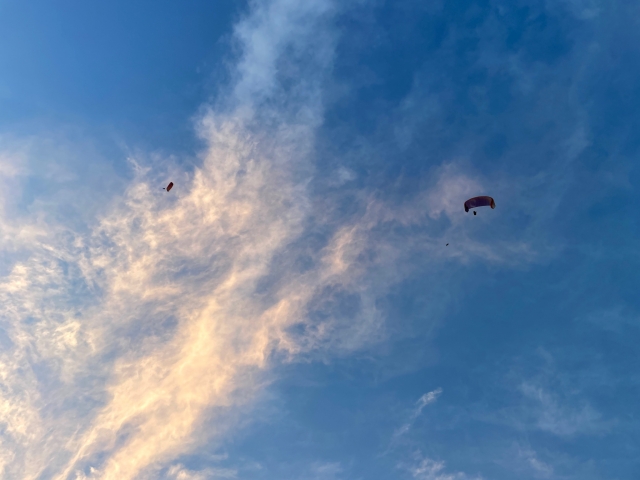  Simultaneous paragliding flights 