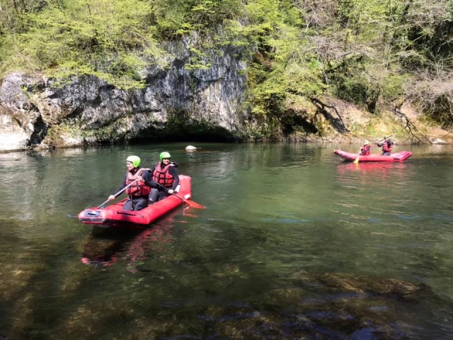  Kanufahrt auf dem Fluss 