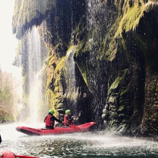  Passage unter dem Wasserfall