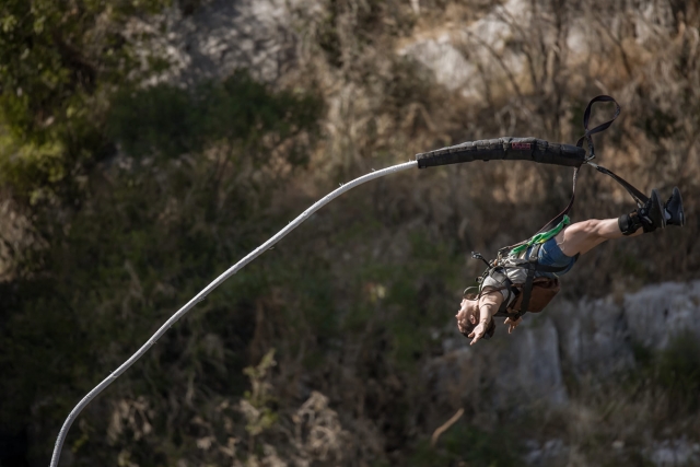  Bungee jumping 