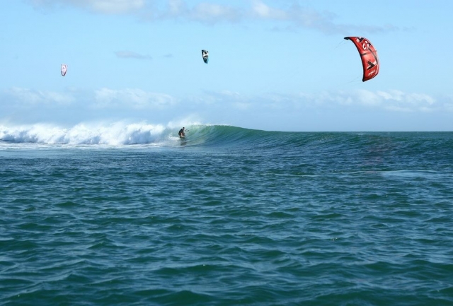Grosse vague en kitesurf