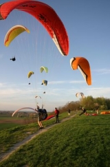  滑翔伞集体出发 
