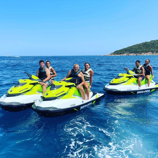  Paseo en moto de agua en familia 