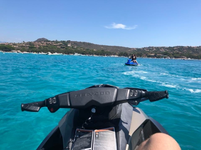  Vista desde la moto de agua de los paisajes del sur de Córcega 