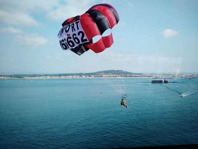  Sensation of freedom thanks to parasailing
