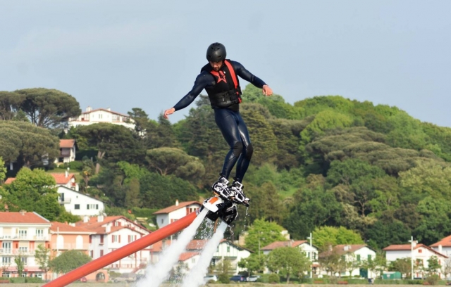  Pruebe figuras acrobáticas en Flyboard! 