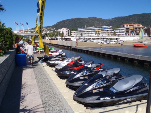  Noleggia un jetski Cavalaire 