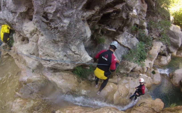  Excursão de canyoning com um instrutor certificado pelo estado 