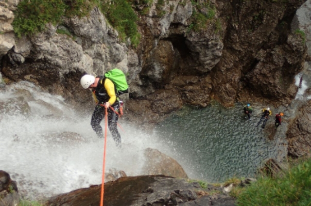  Deixe-se levar pela beleza selvagem da natureza e pela emoção das águas brancas com as nossas aventuras de canyoning 