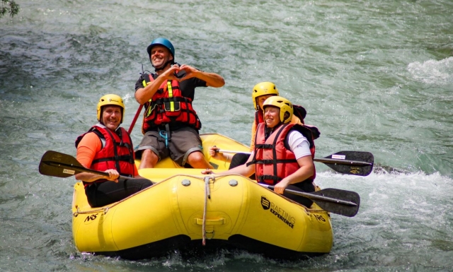  Participe de um sessão de rafting esportivo com família ou amigos 