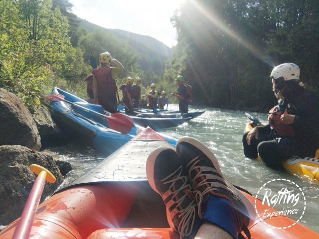  Breve descanso durante el descenso en canoa-balsa 