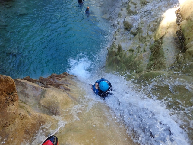 Glissez sur les toboggans naturel avec Aventure Chlorophylle Canyoning
