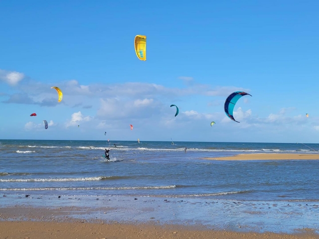 Apprenez le Kitesurf sur Franceville Plage