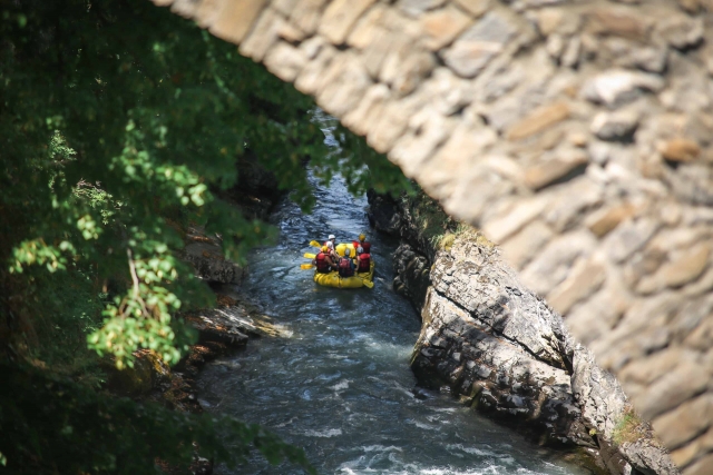  No meio de uma descida de rafting