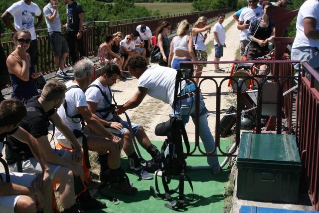  Preparation for bungee jumping in the Vosges 