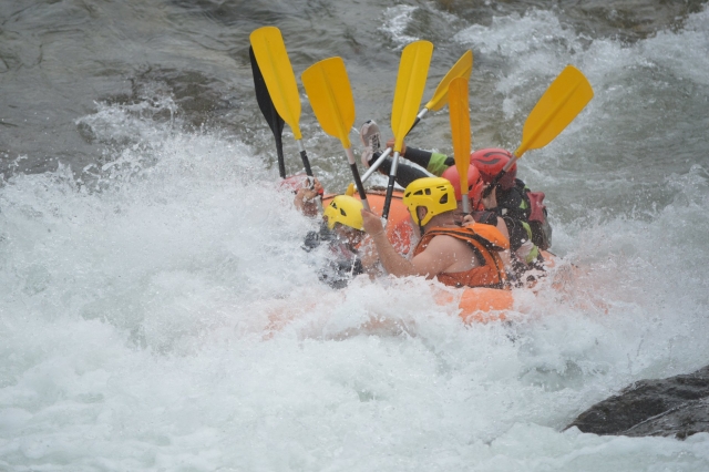 Rafting sensationnel sur les eaux vives