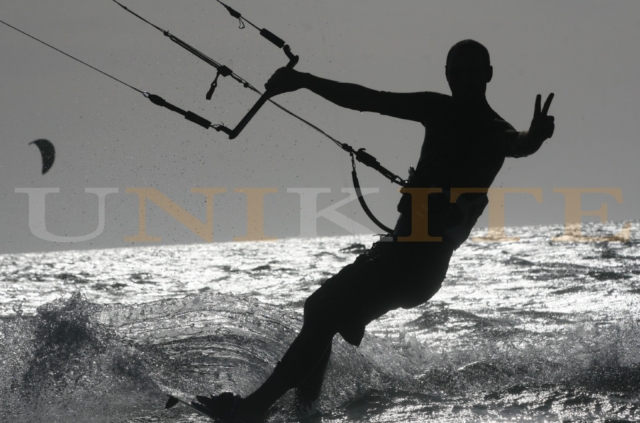  L Unikite 的专业团队等待您教您风筝冲浪 