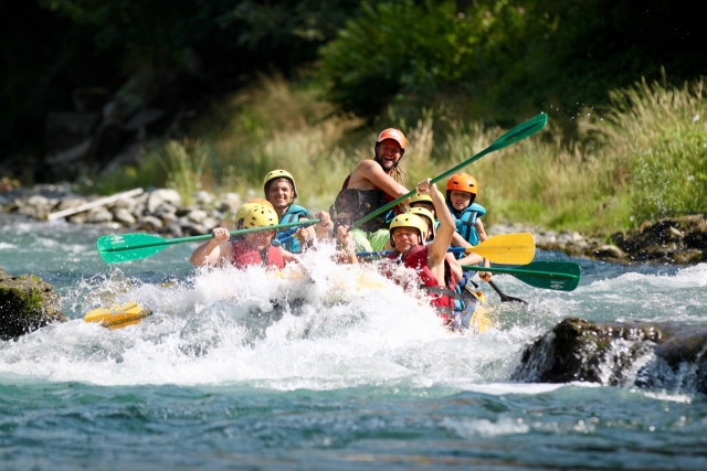  Descent of a rapid in a raft 