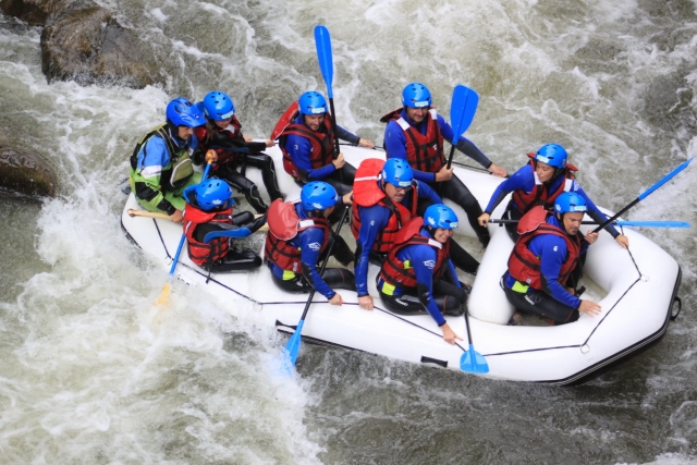  No meio de uma descida de rafting 