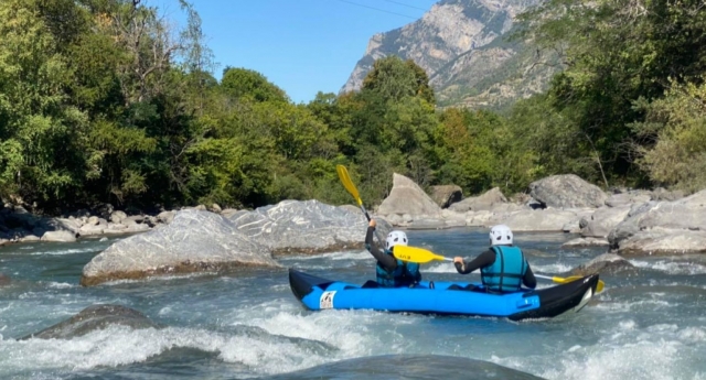  Domare le rapide del fiume in canoa-kayak 